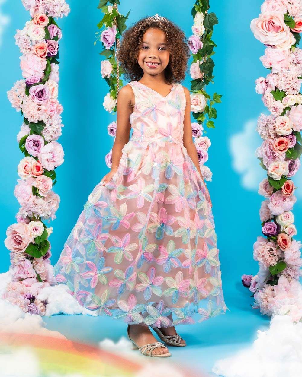 Longue robe couleur pastel avec voilage et motif fleuri pour petite fille