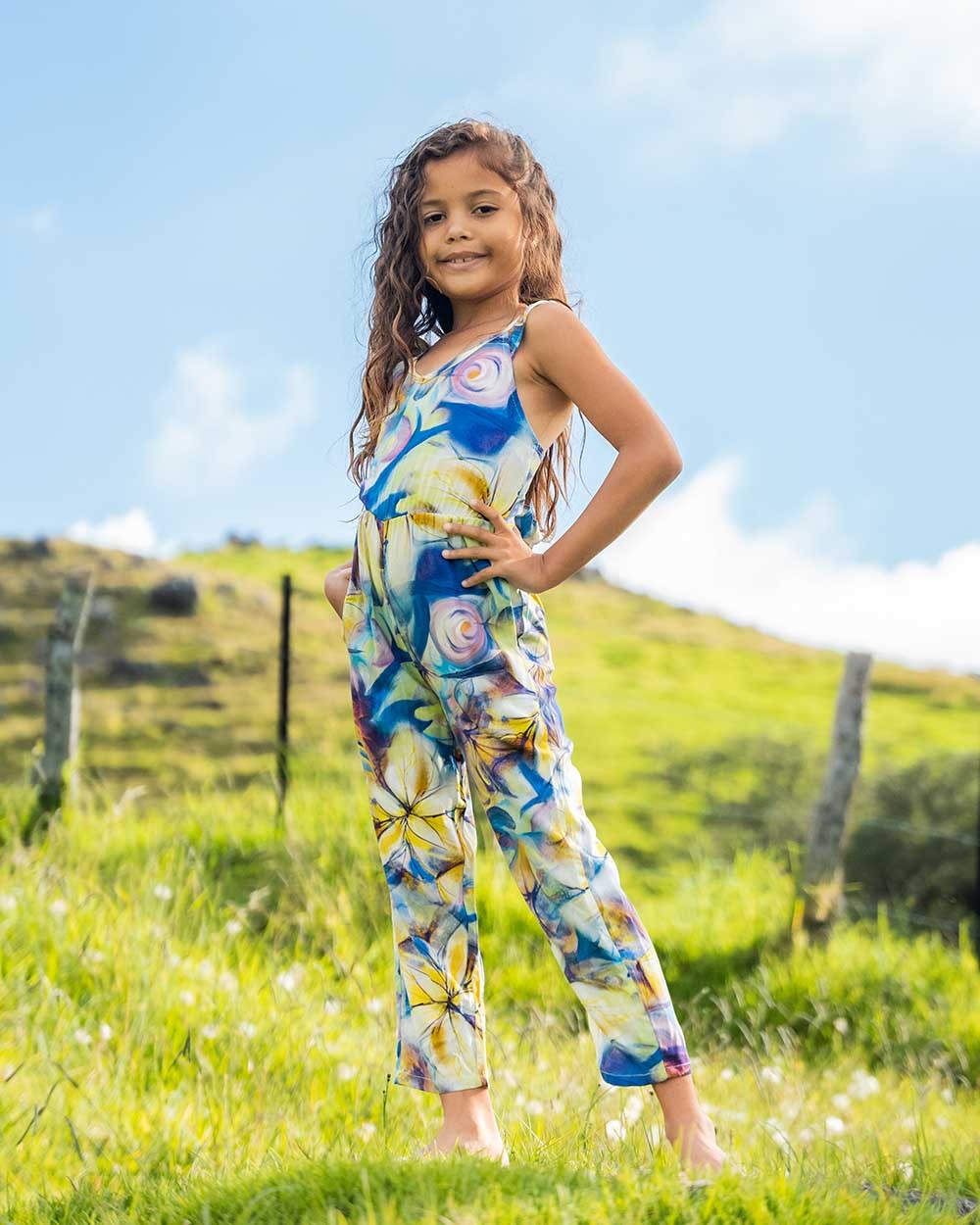 Combinaison pantalon à motifs fleuris pour petite fille. Taille portée par la mannequin : 6 ans.