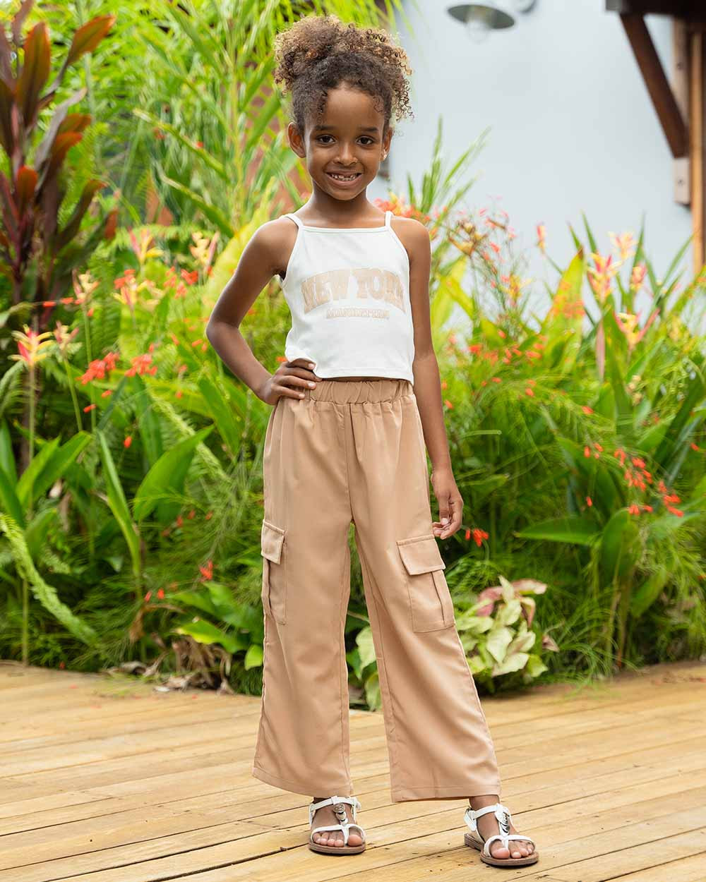 <p>Ensemble pantalon style streetwear pour petite fille. Haut à message NEW YORK et pantalon fluide uni type jogging / cargo.</p>