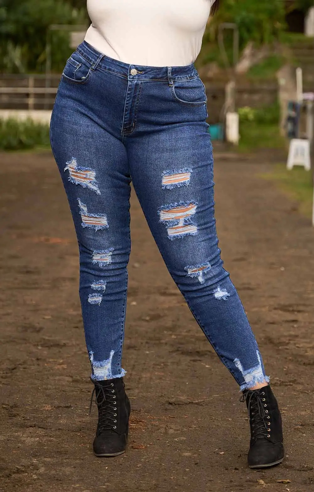 Ce jeans brut apporte une touche rebelle à votre look. Déchiré sur le devant et le bas des jambes, il est votre allié rock. Moulant et extensible, il épouse parfaitement les courbes. On craque pour son confort et son style.