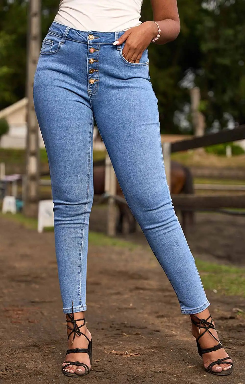 Ce jeans slim délavé est un indispensable. Sa coupe ajustée met en valeur la silhouette. Il se distingue par ses boutons colorées et dépareillés sur le devant, ajoutant une touche originale mais discrète à son design. Il est parfait pour créer un look tendance et décontracté.