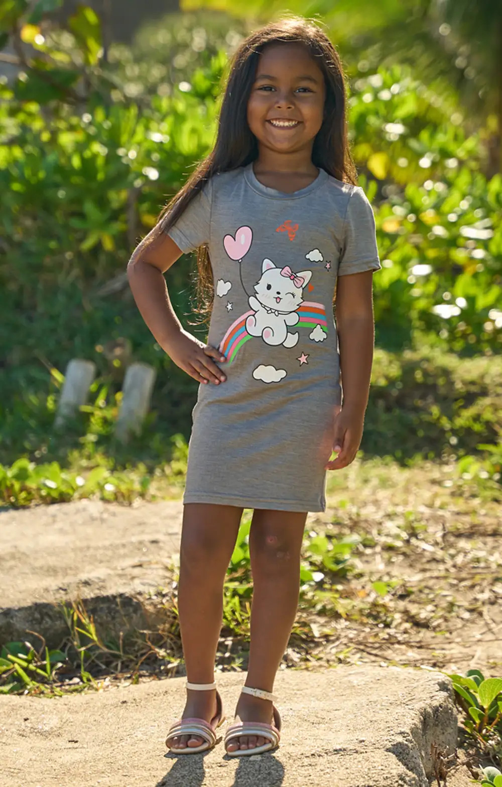 Cette robe t-shirt pour fillette est idéale pour le jeu et les aventures quotidiennes. Fabriquée dans un tissu doux et extensible, elle assure confort et liberté de mouvement tout en ajoutant une touche de fantaisie à la garde-robe de votre enfant.
